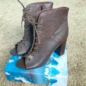 Bamboo Lace up, Peep toe Boots, Sz. 8.5